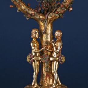 Detail aus dem Vierfachpokal mit Adam und Eva am Baum der Erkenntnis. (Land Niedersachsen, Foto: U. Bohnhorst)